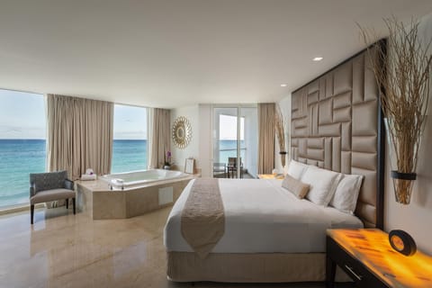 Superior Governor Suite Ocean View - King Size Bed | Premium bedding, free minibar, in-room safe, desk