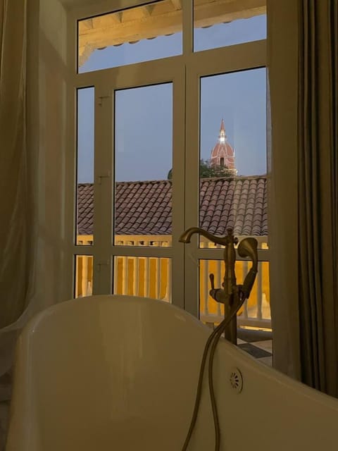 Grand Suite | Bathroom | Shower, free toiletries, hair dryer, bathrobes