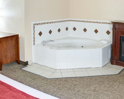 Suite, Non Smoking, Jetted Tub | Desk, iron/ironing board, free WiFi, bed sheets