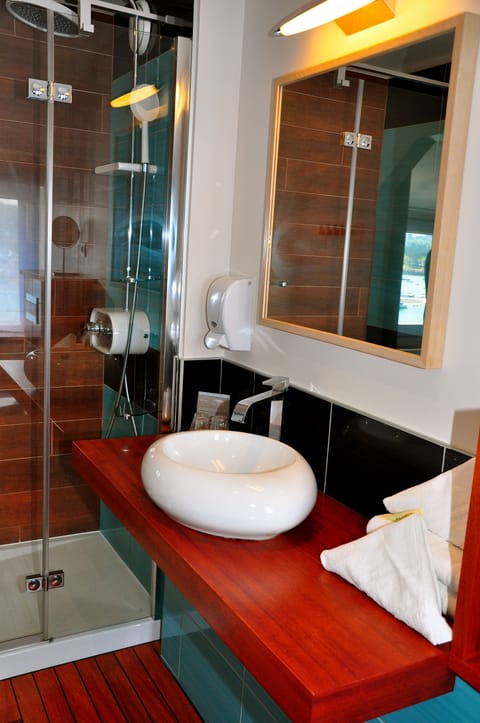 Classic Double Room, Sea View | Bathroom sink