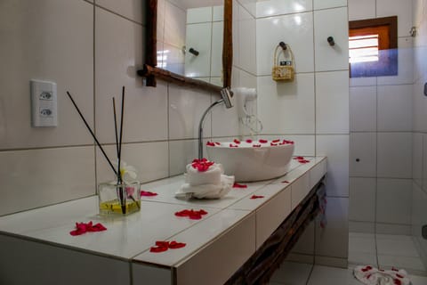 Beach casal Standard | Bathroom | Shower, free toiletries, hair dryer, towels