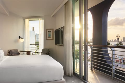 Premium Room, 1 King Bed, Balcony | Premium bedding, minibar, in-room safe, desk