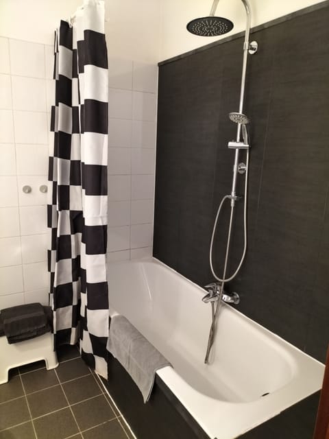 Double Room | Bathroom | Combined shower/tub, free toiletries, hair dryer, towels