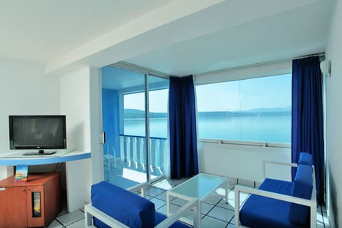 Suite, 2 Double Beds, Lake View | Minibar, in-room safe, cribs/infant beds, rollaway beds