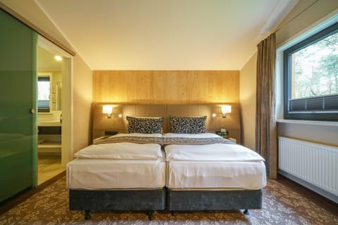 Romantic Double Room | Minibar, in-room safe, desk, blackout drapes