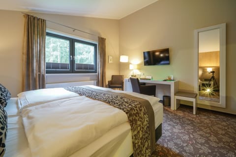 Traditional Double Room | Minibar, in-room safe, desk, blackout drapes