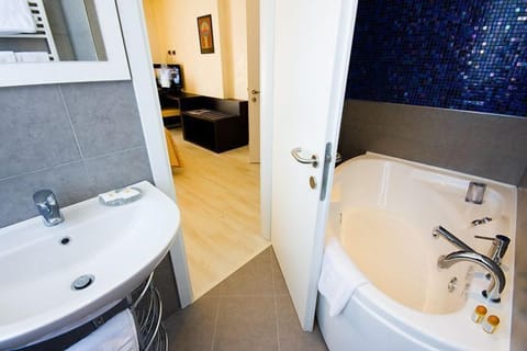 Deluxe Double Room | Bathroom | Shower, free toiletries, hair dryer, bidet