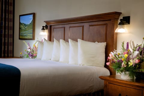 Room, 1 King Bed | Premium bedding, pillowtop beds, desk, laptop workspace
