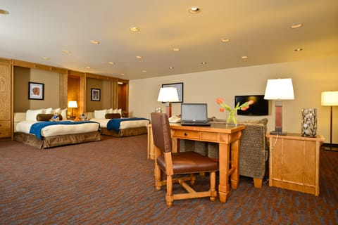 Room, Multiple Beds, Kitchen, Courtyard Area | Premium bedding, pillowtop beds, desk, laptop workspace