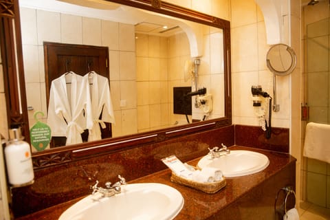 Family Room, Non Smoking, Garden View | Bathroom | Separate tub and shower, designer toiletries, hair dryer, bathrobes