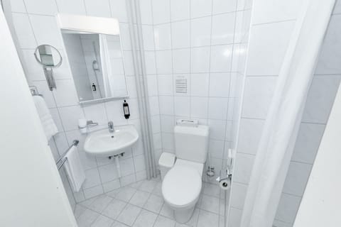 Standard Single Room | Bathroom | Free toiletries, hair dryer, towels