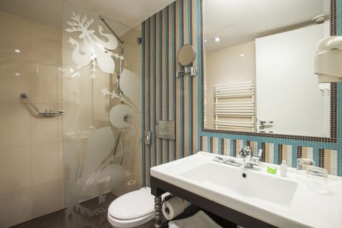 Basic Double or Twin Room | Bathroom | Free toiletries, hair dryer, towels