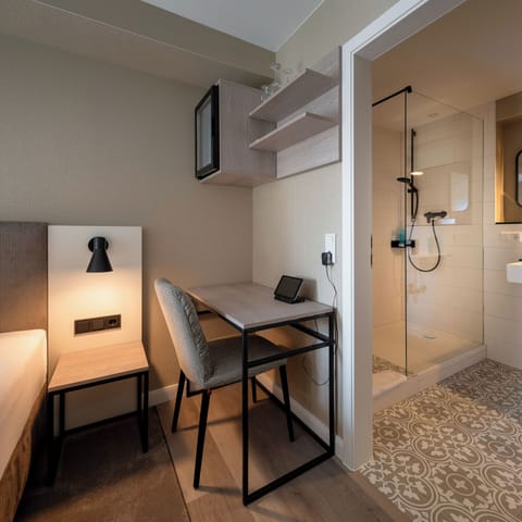 Single Room | Bathroom | Shower, hair dryer, towels