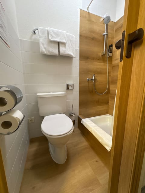 Basic Double Room | Bathroom | Shower, free toiletries, hair dryer