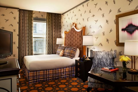 Deluxe Room, 1 Queen Bed | Egyptian cotton sheets, premium bedding, pillowtop beds, in-room safe