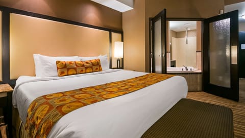 Suite, 1 King Bed, Non Smoking, Jetted Tub | Premium bedding, pillowtop beds, in-room safe, desk