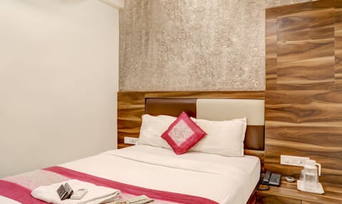 Economy Single Room | Egyptian cotton sheets, premium bedding, in-room safe