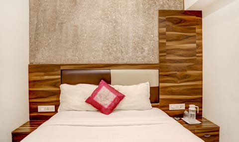 Economy Single Room | Egyptian cotton sheets, premium bedding, in-room safe