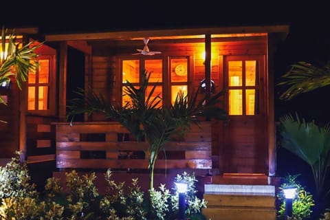 Luxurious Wooden Cottages with Garden View | Soundproofing, free WiFi