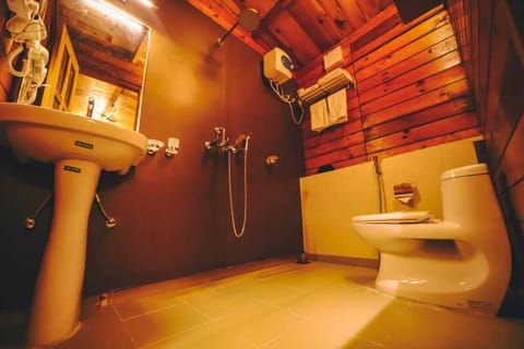 Luxurious Wooden Cottages with Hill View | Bathroom | Shower, free toiletries, towels