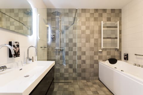 Deluxe Suite | Bathroom | Free toiletries, hair dryer, bathrobes, slippers