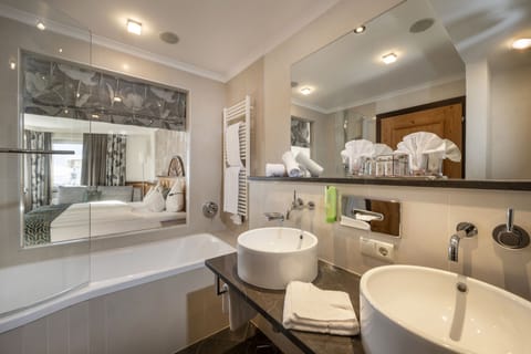 Comfort Double Room (Classic) | Bathroom | Free toiletries, hair dryer, bathrobes, slippers