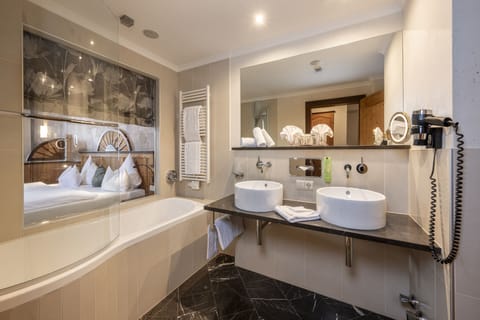 Junior Suite (Classic) | Bathroom | Free toiletries, hair dryer, bathrobes, slippers