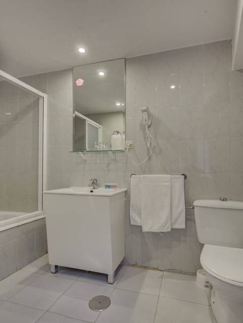 Double Room | Bathroom | Combined shower/tub, towels