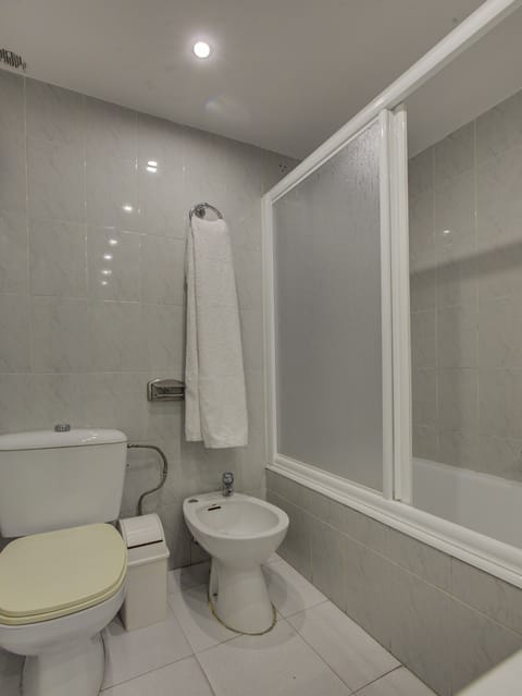 Single Room | Bathroom | Combined shower/tub, towels