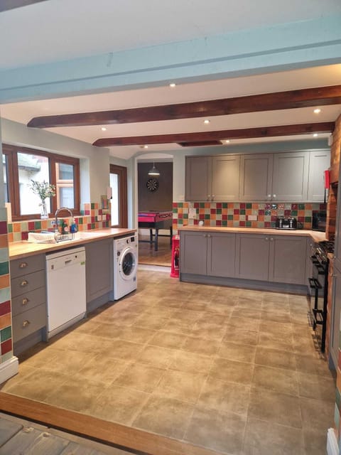 Six-Bedroom House | Private kitchen | Fridge, microwave, stovetop, dishwasher