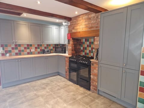 Six-Bedroom House | Private kitchen | Fridge, microwave, stovetop, dishwasher