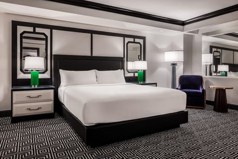 Colosseum Executive Suite King | Hypo-allergenic bedding, pillowtop beds, in-room safe, desk