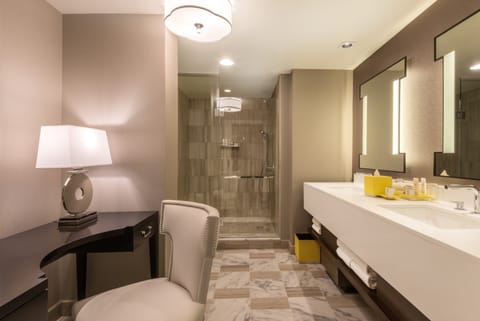 Julius Executive Studio Suite King Strip View Non-Smoking | Bathroom | Shower, eco-friendly toiletries, hair dryer, towels