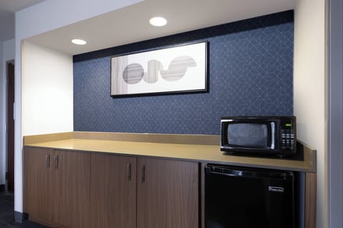 Suite, 1 Bedroom, Balcony | Premium bedding, desk, iron/ironing board, free cribs/infant beds