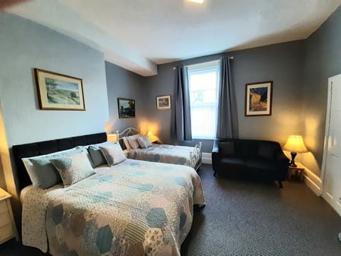Triple Room with En-suite | In-room safe, iron/ironing board, free WiFi, bed sheets