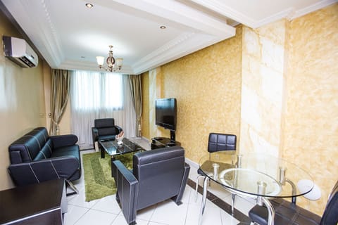 Studio | Living room | 32-inch flat-screen TV with cable channels, TV
