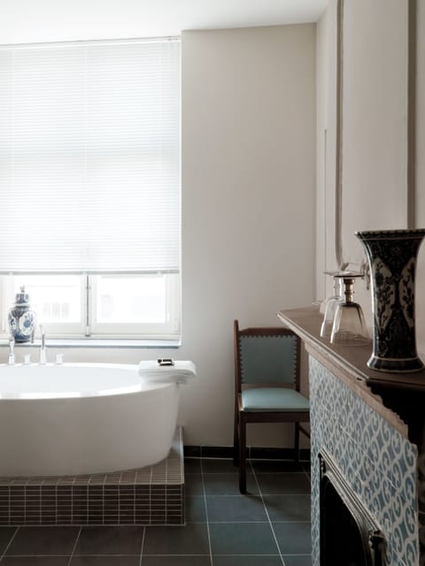 Superior Double Room | Bathroom | Free toiletries, hair dryer, towels