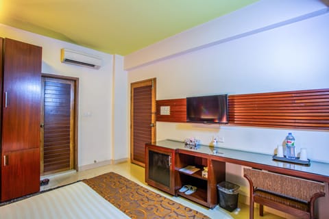 Super Deluxe, 1 Queen bed, Balcony | In-room safe, desk, laptop workspace, iron/ironing board