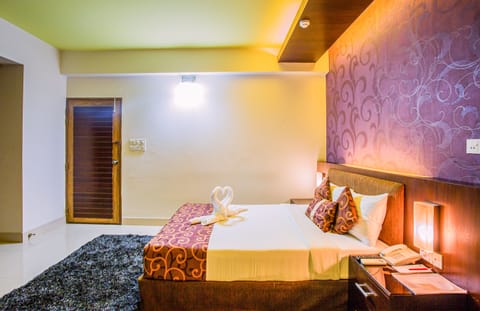 Executive Room, 1 Queen Bed, Balcony | In-room safe, desk, laptop workspace, iron/ironing board