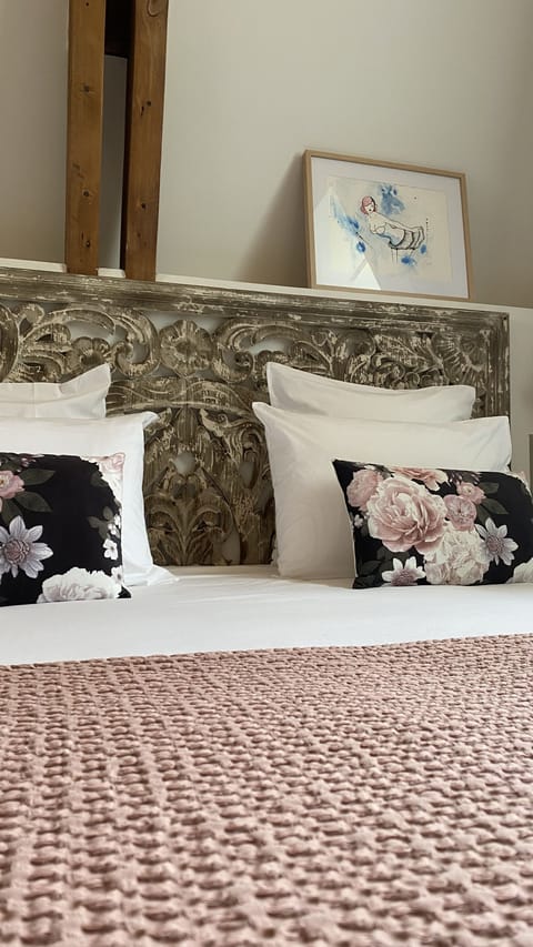 Romantic Suite (Saint Eloi) | Premium bedding, in-room safe, individually decorated