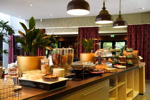 Daily buffet breakfast (EUR 18.50 per person)