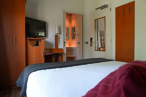 Double Room, Bathtub | Desk, iron/ironing board, free WiFi