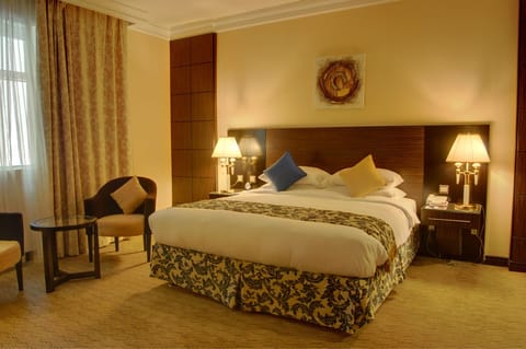 Classic Room, 1 King Bed, Accessible, Smoking | Egyptian cotton sheets, premium bedding, minibar, in-room safe