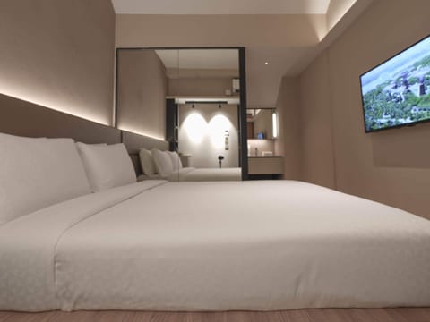 Executive Room, 1 Queen Bed | Premium bedding, minibar, in-room safe, soundproofing