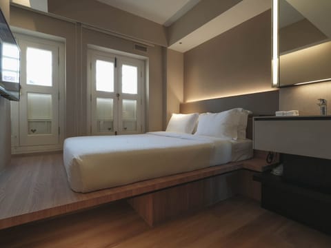Deluxe Room, 1 Queen Bed | Premium bedding, minibar, in-room safe, soundproofing