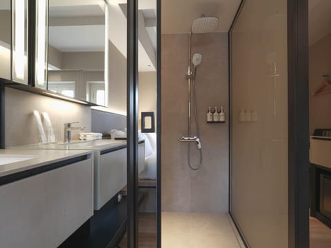 Deluxe Room, 1 Queen Bed | Bathroom | Shower, rainfall showerhead, free toiletries, hair dryer