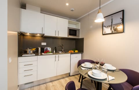 Suite | Private kitchen | Mini-fridge, stovetop, griddle, cookware/dishes/utensils