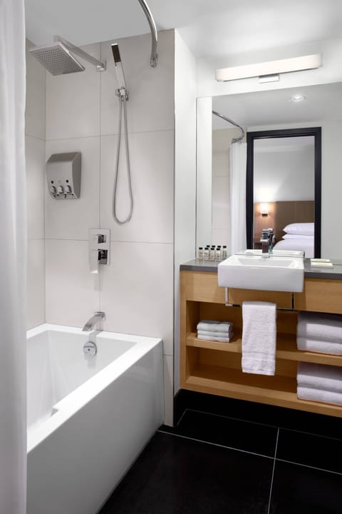 Penthouse, 2 Bedrooms, Kitchen | Bathroom | Free toiletries, hair dryer, bathrobes, slippers