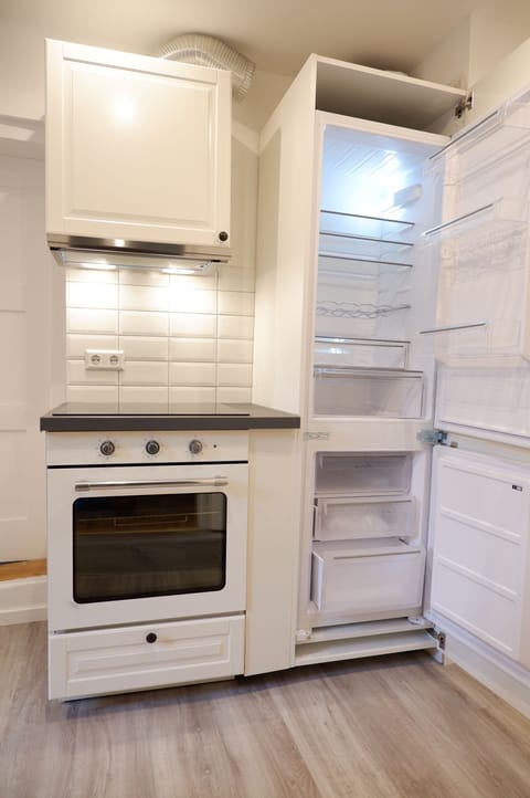 Apartment | Private kitchen | Full-size fridge, oven, stovetop, dishwasher