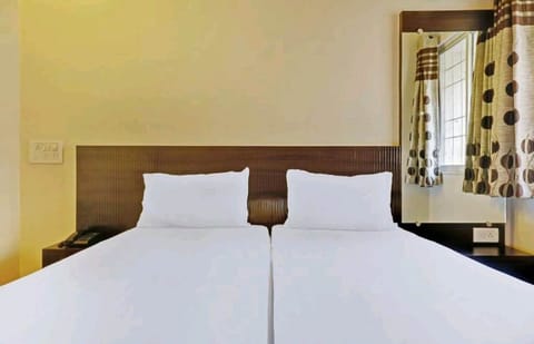 Deluxe Non Ac Room | Premium bedding, soundproofing, rollaway beds, bed sheets